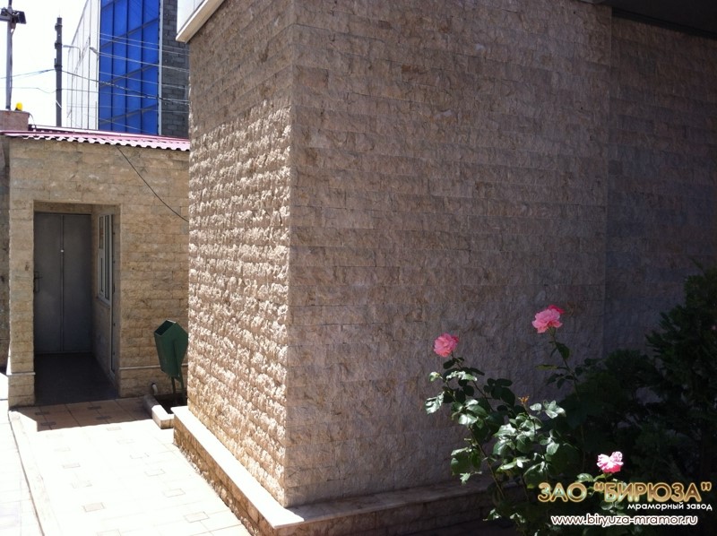 Фасад выполненный из колотого мрамора